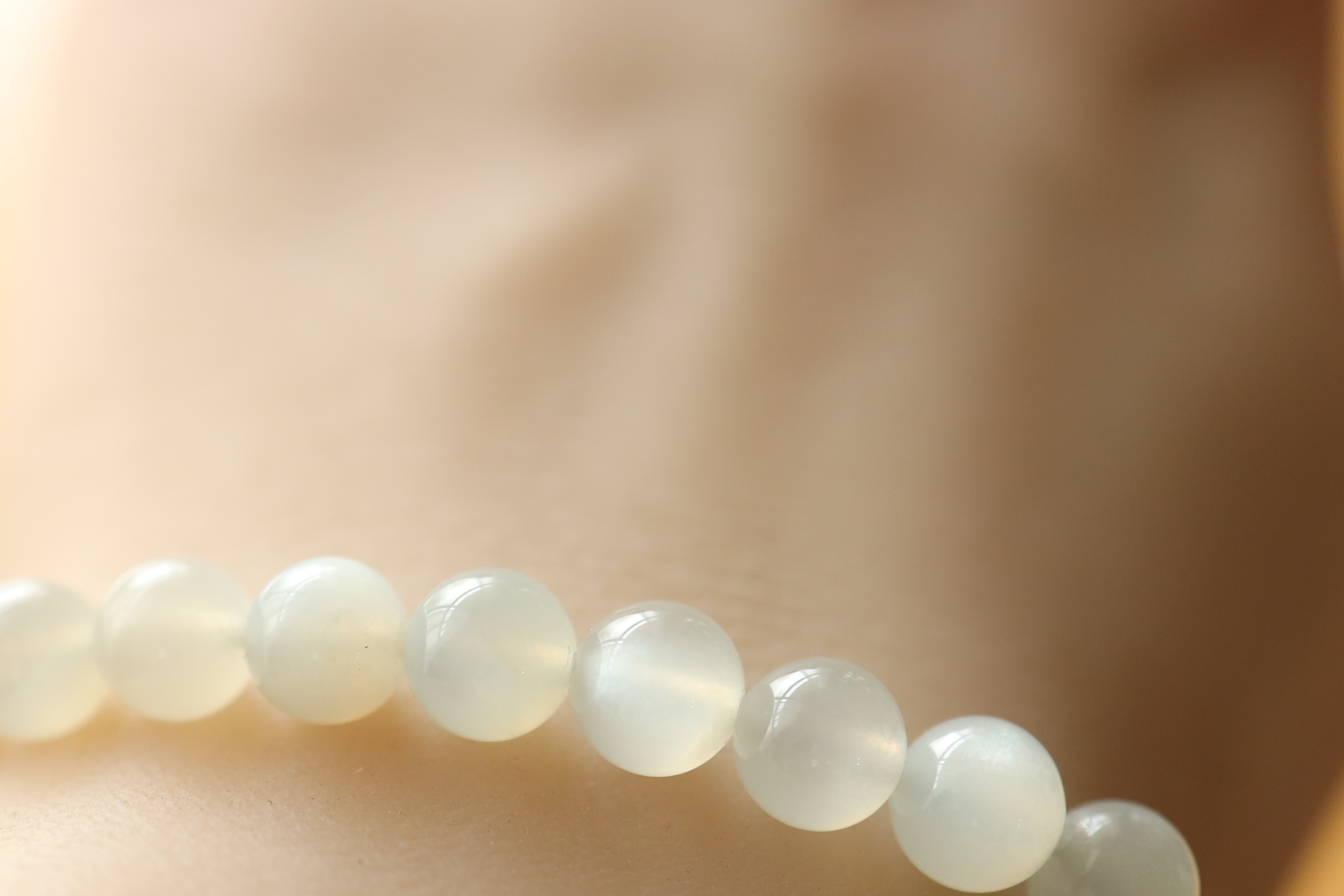 …☆プレミアムブレス☆月のパワーを秘めた石☆ホワイトシルバームーンストーン：6.5ミリ☆天然石ブレスレット☆…