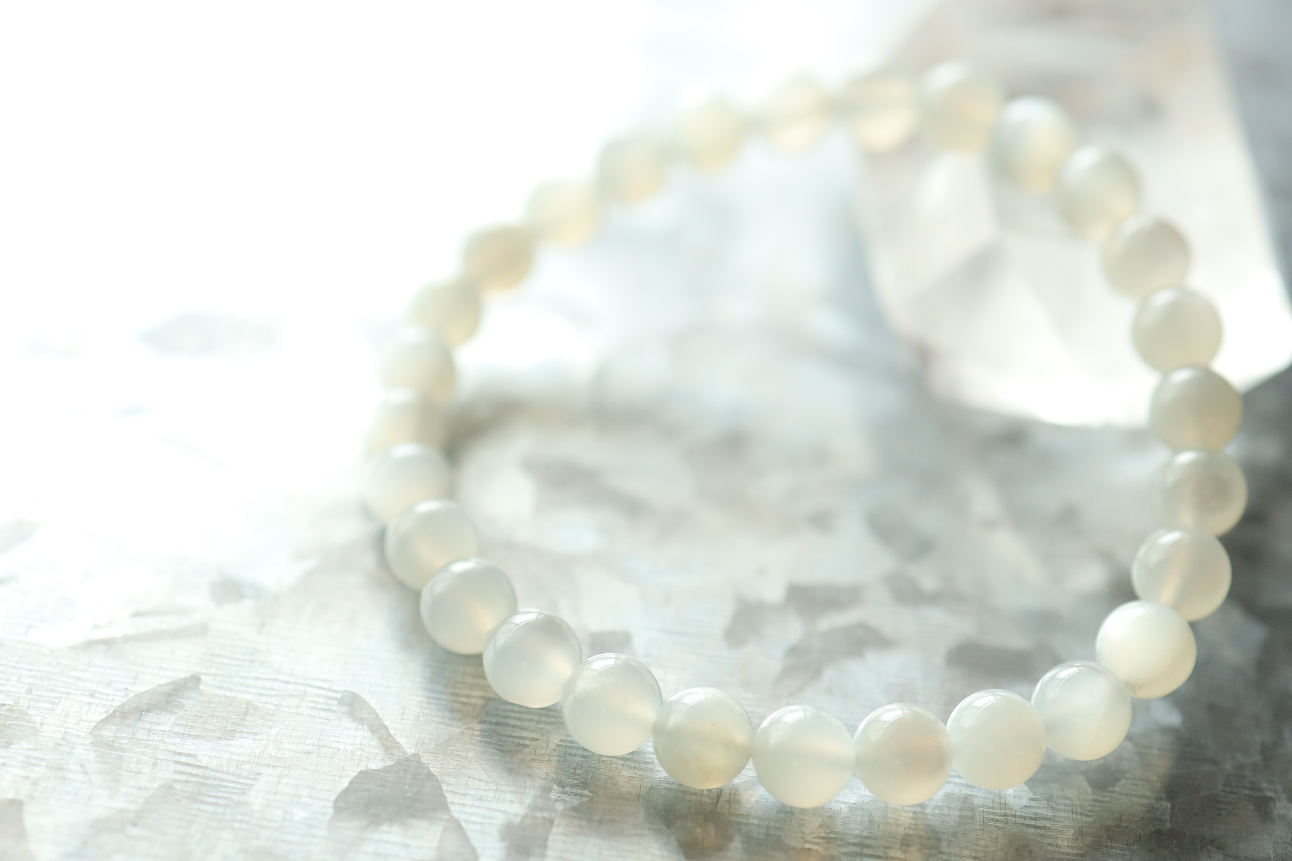 …☆プレミアムブレス☆月のパワーを秘めた石☆ホワイトシルバームーンストーン：6.5ミリ☆天然石ブレスレット☆…