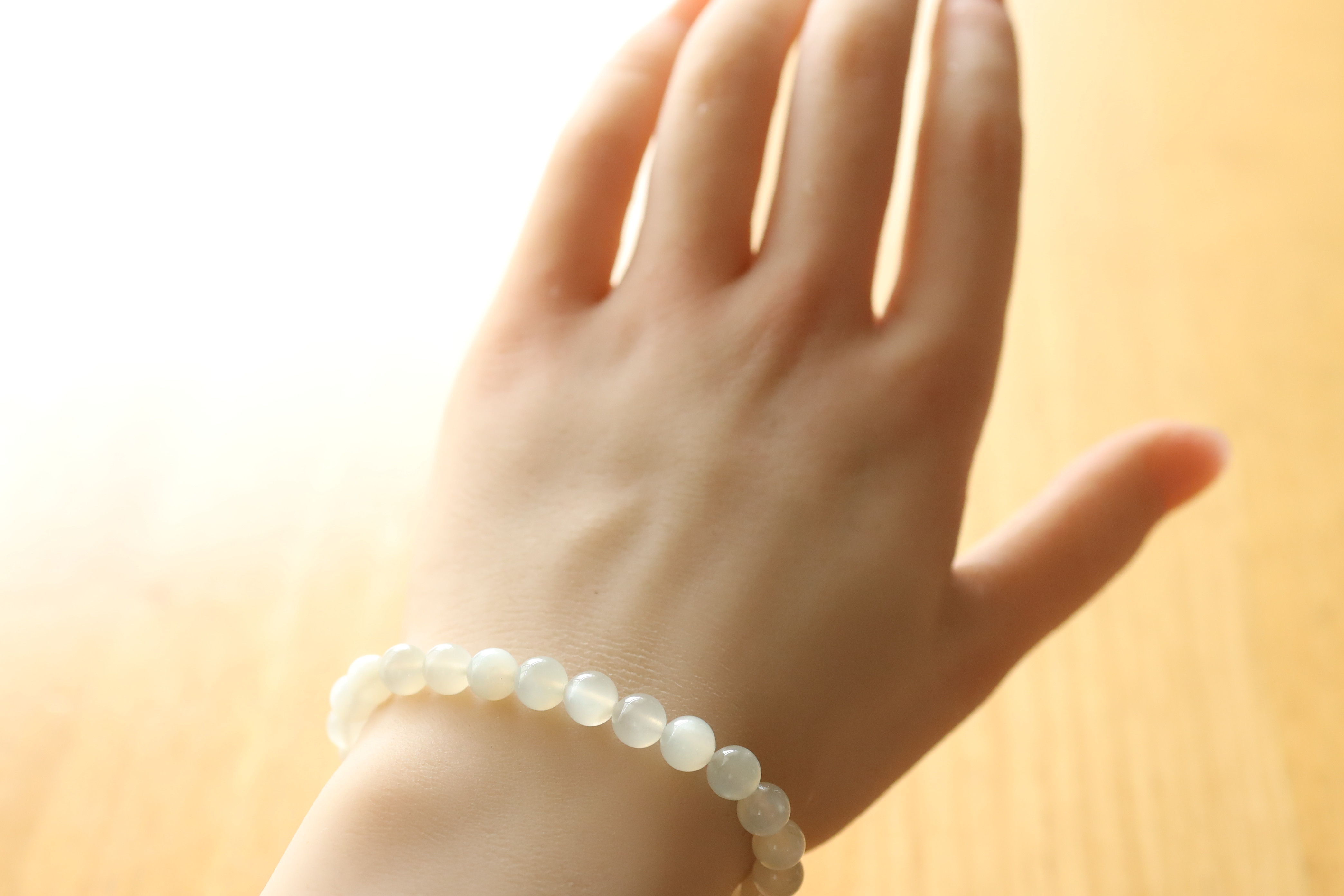 …☆プレミアムブレス☆月のパワーを秘めた石☆ホワイトシルバームーンストーン：6.5ミリ☆天然石ブレスレット☆…