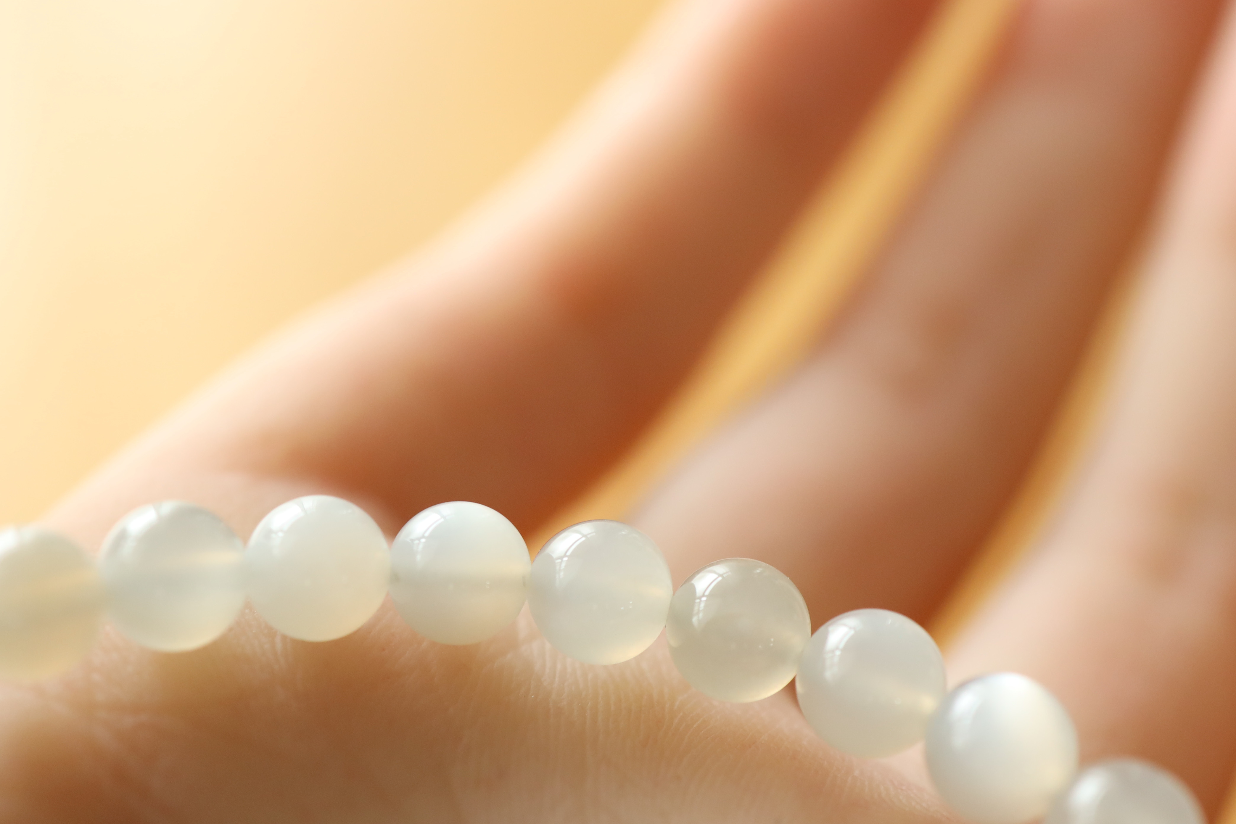 …☆プレミアムブレス☆月のパワーを秘めた石☆ホワイトシルバームーンストーン：6.5ミリ☆天然石ブレスレット☆…