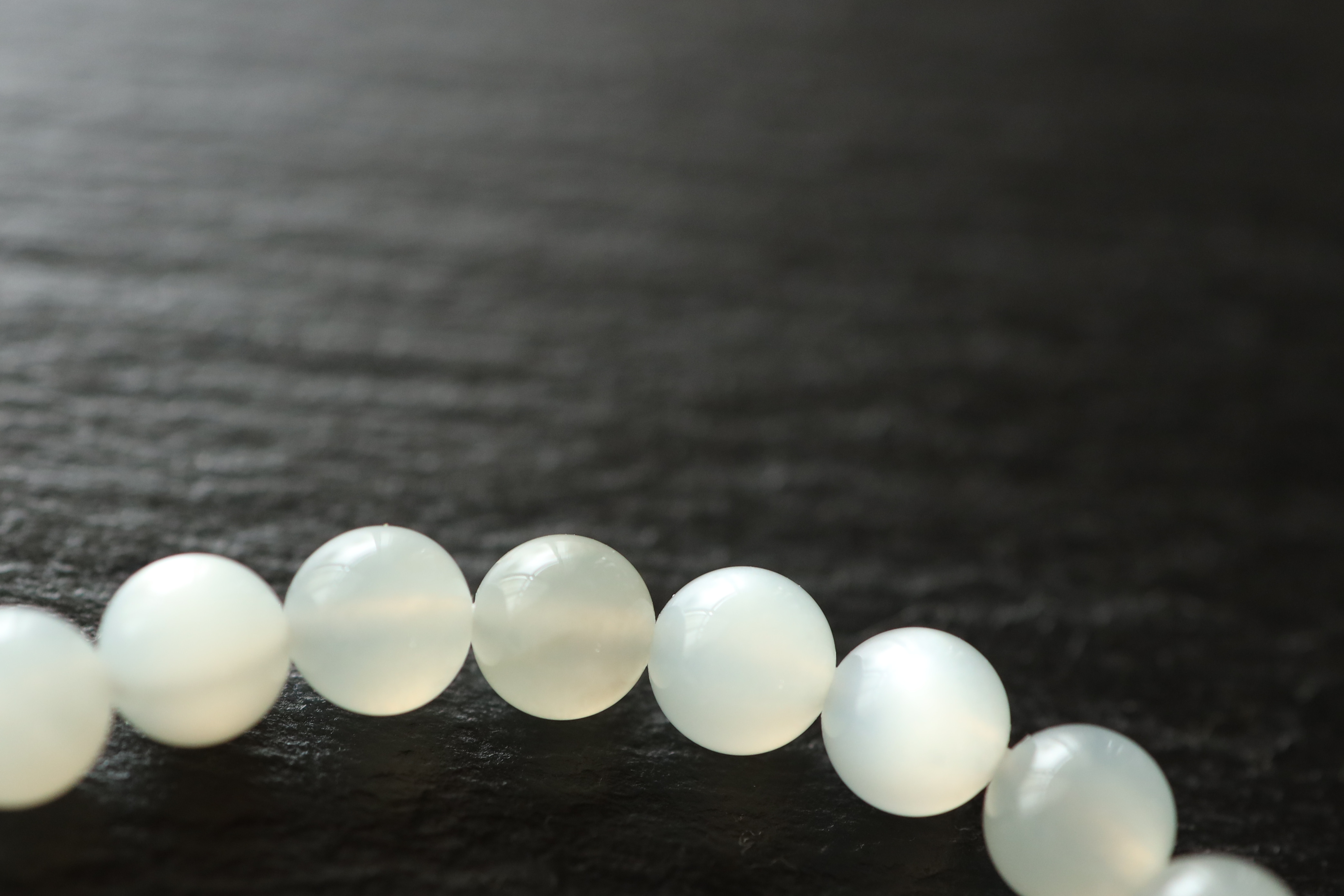 …☆プレミアムブレス☆月のパワーを秘めた石☆ホワイトシルバームーンストーン：6.5ミリ☆天然石ブレスレット☆…