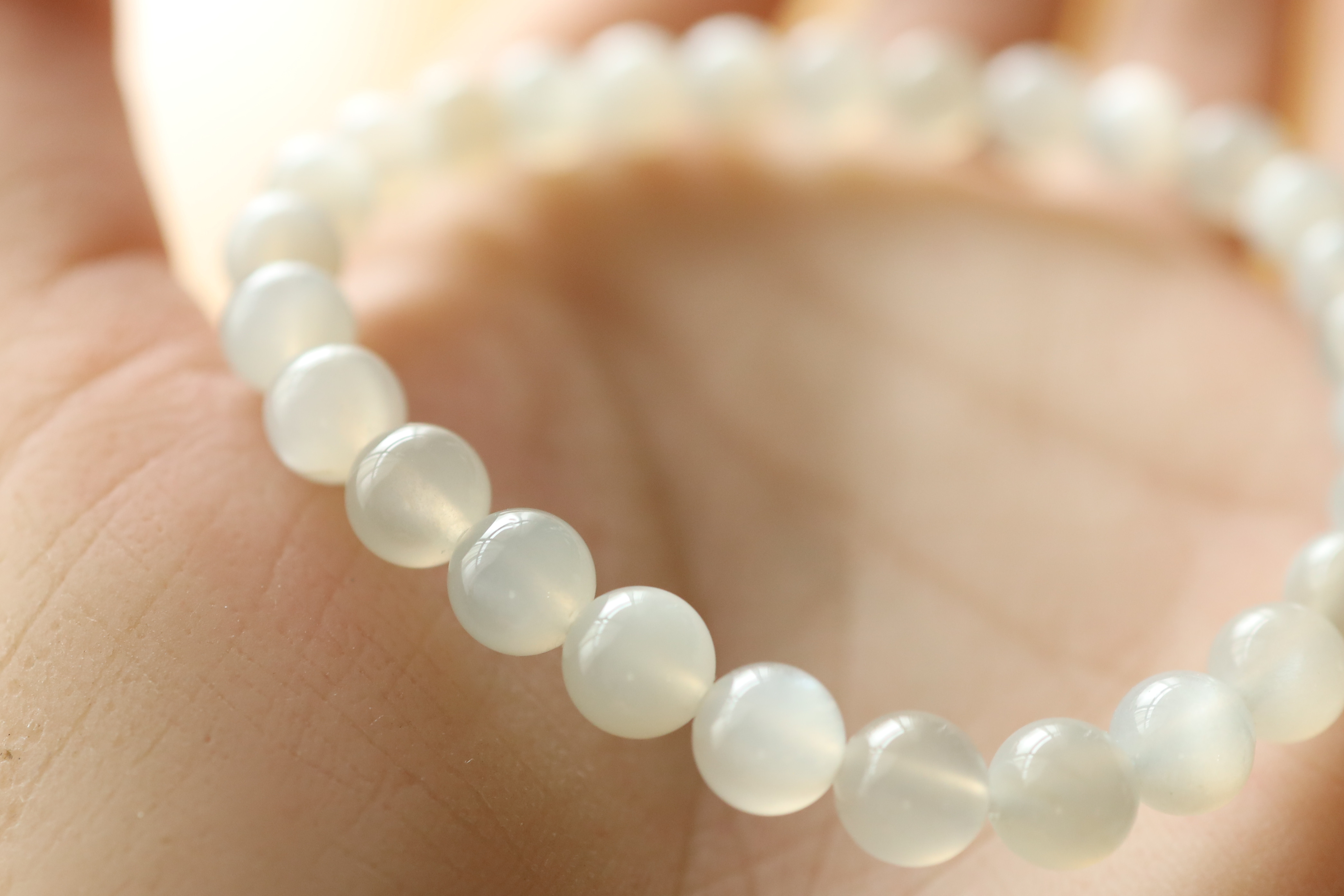 …☆プレミアムブレス☆月のパワーを秘めた石☆ホワイトシルバームーンストーン：6.5ミリ☆天然石ブレスレット☆…