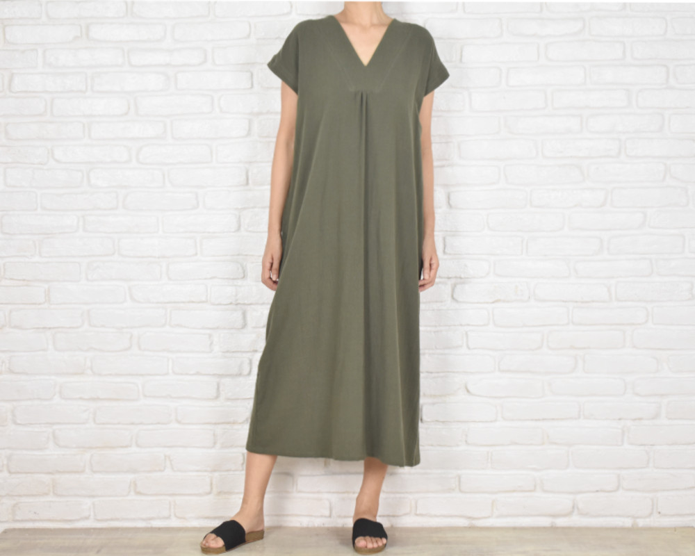 再販　コットン素材のシンプルなVネックワンピース　カーキ
