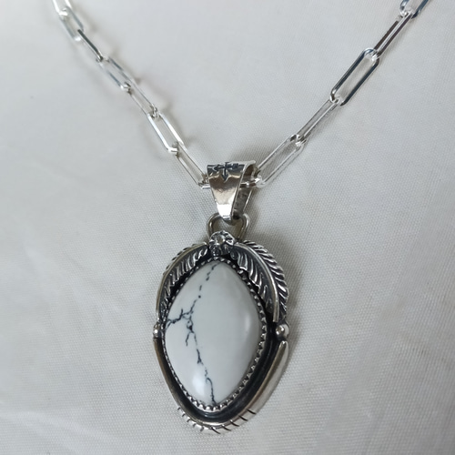 ホワイトバッファロー ペンダント インディアンジュエリー シルバー925