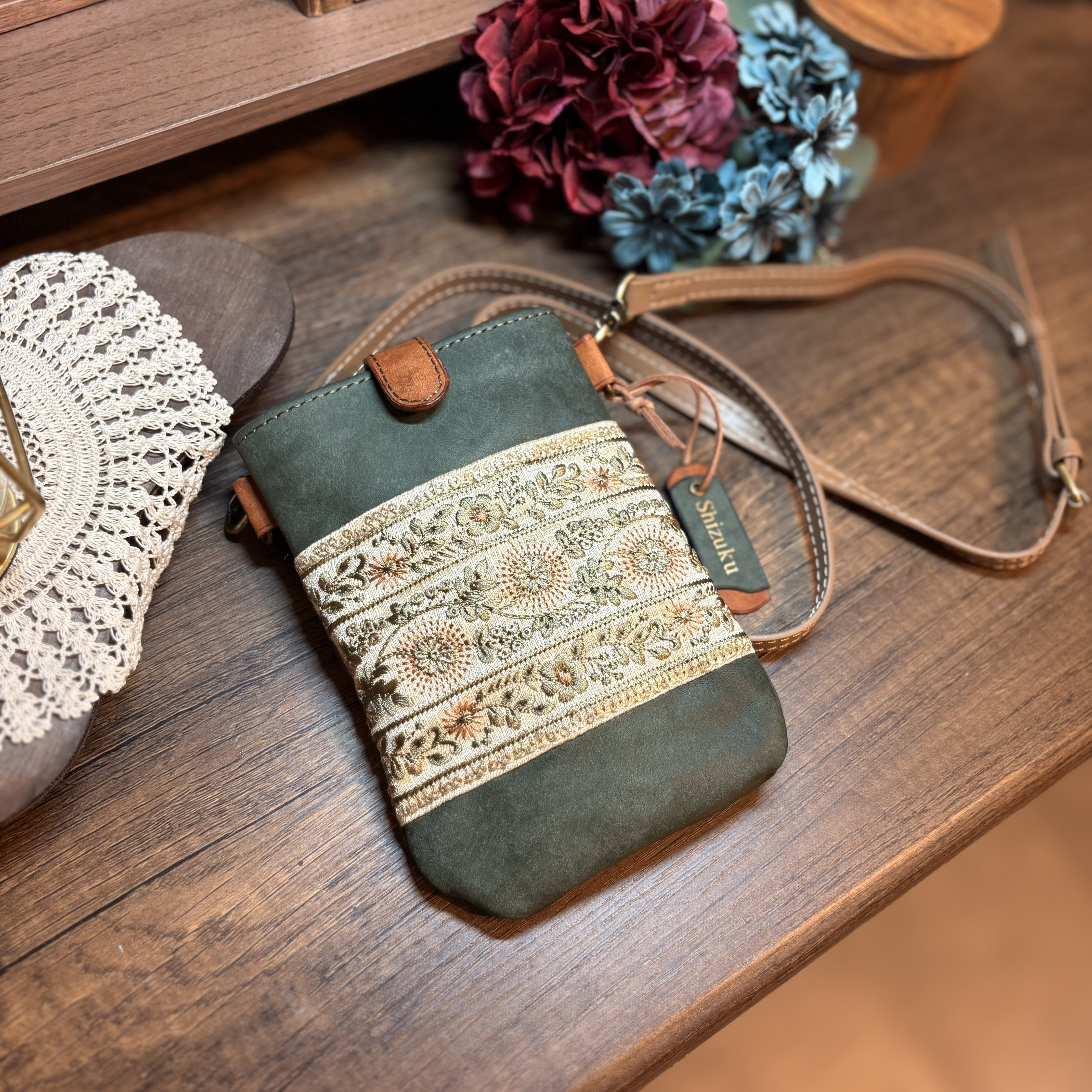 【名入れ刻印タグ付き】インド刺繍リボンとレザーのスマホポーチ（グリーン）