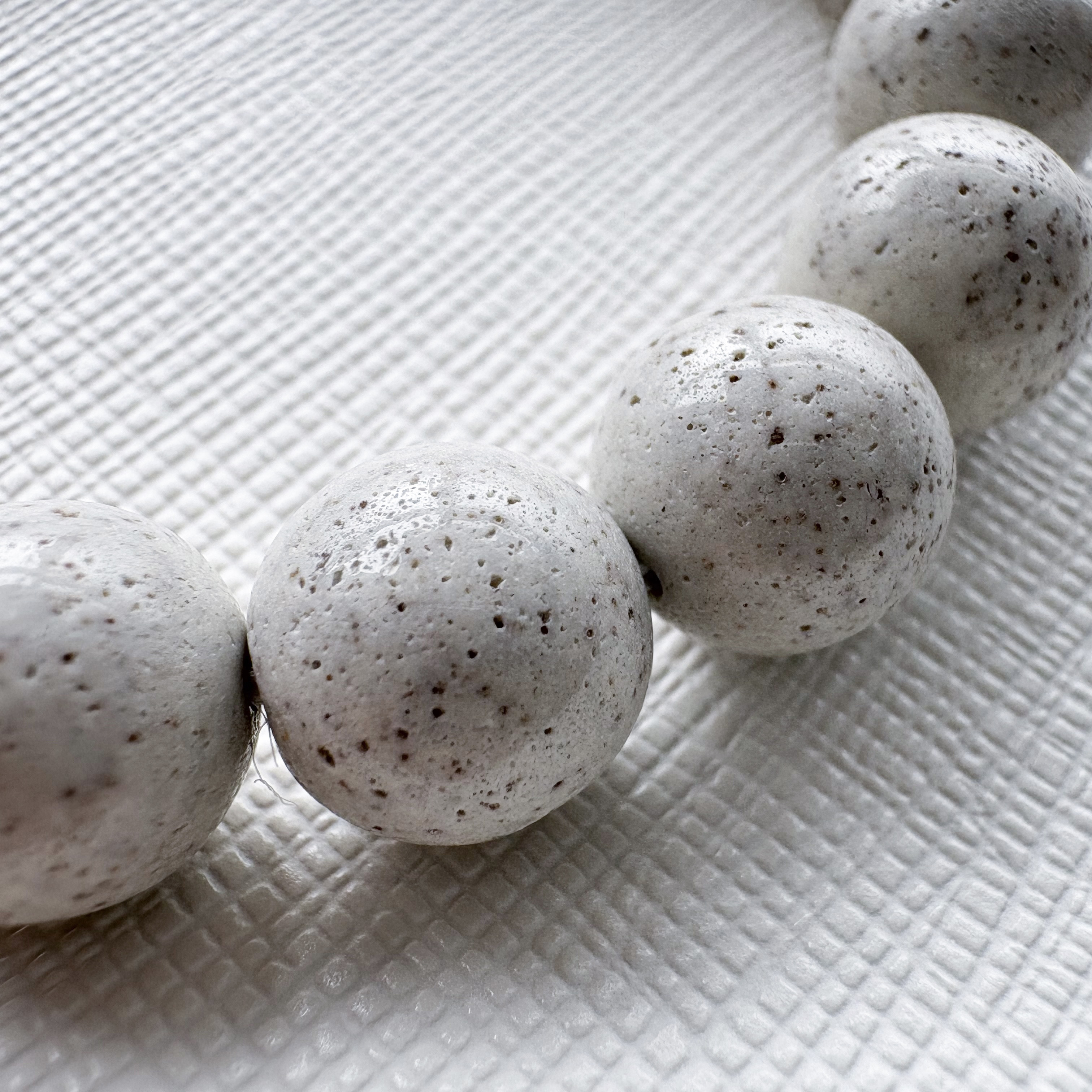 【北投石】10mm 穏やかな癒しの力を宿す 天然石 ブレスレット