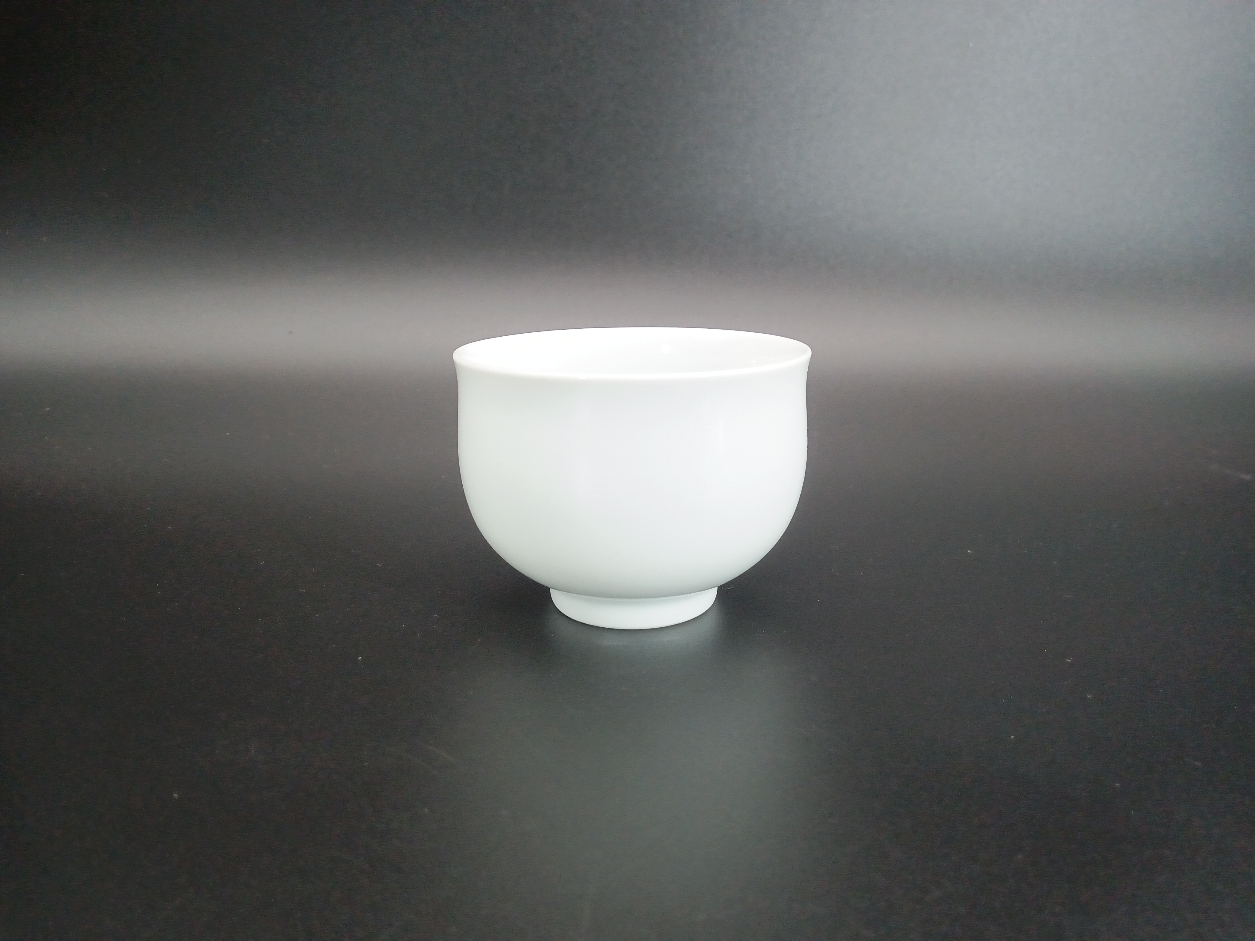 青白磁ぐい呑　圓田拓男作　美術年鑑掲載作家　共箱　盃　ぐい呑　ぐい呑み　陶芸作家　手作り　やきもの　焼物　磁器