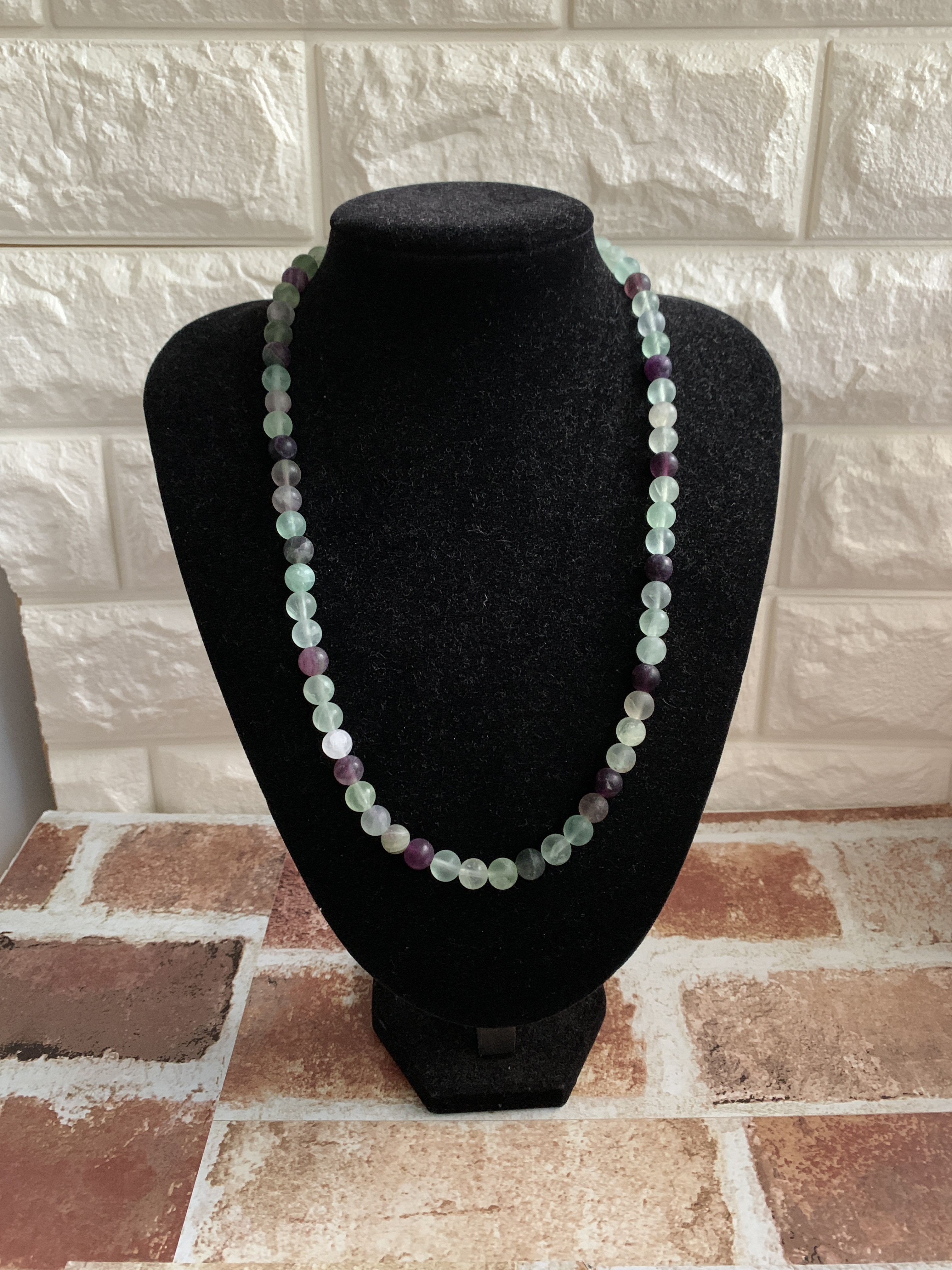 シーグラスのようなフローライトネックレス