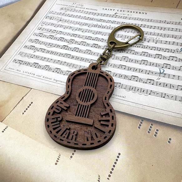 【NO GUITAR NO LIFE クラシックギター型キーホルダー】ギター、オリジナル、ローズウッド、レーザー彫刻 1枚目の画像