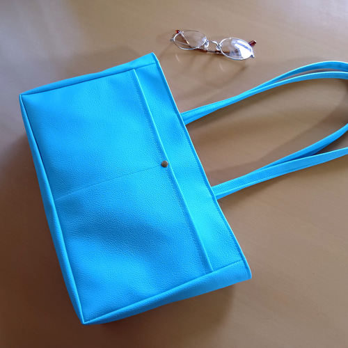 ターコイズブルーレザーの柔らかな横長ミニトートバッグ トートバッグ