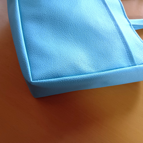 ターコイズブルーレザーの柔らかな横長ミニトートバッグ トートバッグ