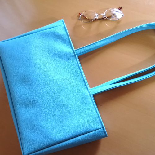 ターコイズブルーレザーの柔らかな横長ミニトートバッグ トートバッグ