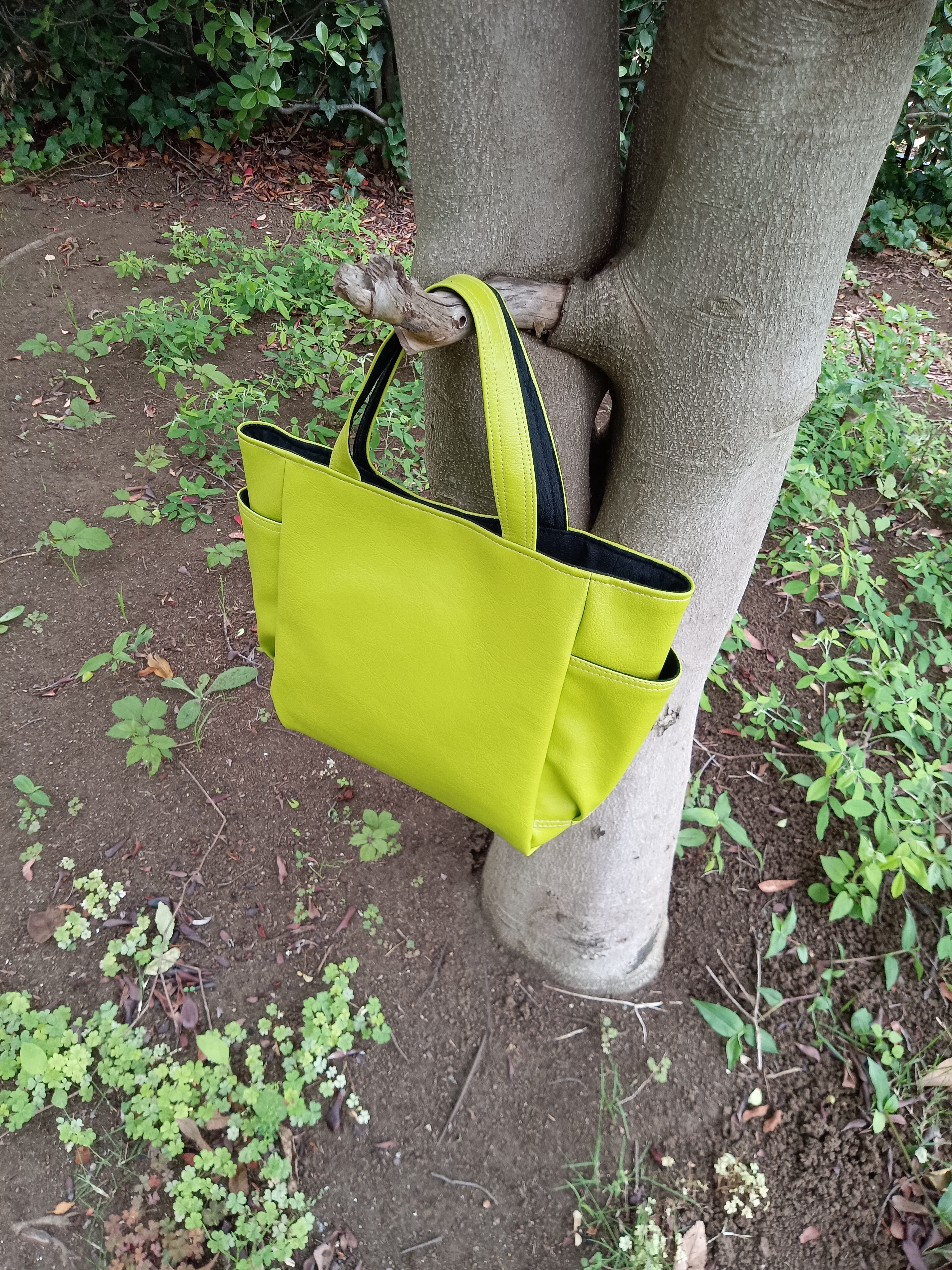 合皮と生地のコラボ 機能的なトートバッグ 目に優しいピスタチオグリーン ジャガード織りの黒生地