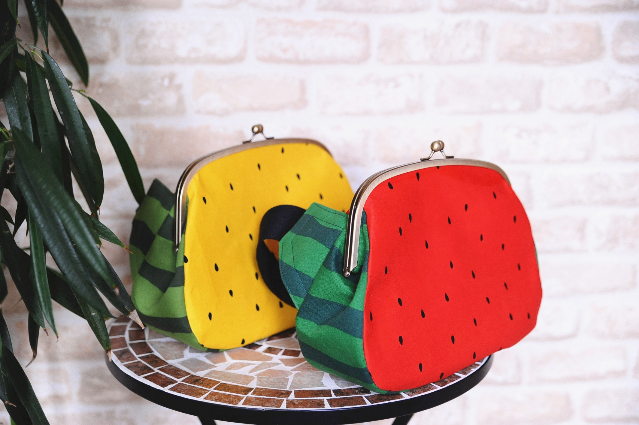 スイカ柄☆肩幅広5cm☆軽量☆肩こりしない☆ビッグサイズがま口ボディバッグ☆斜め掛け☆軽いバッグ