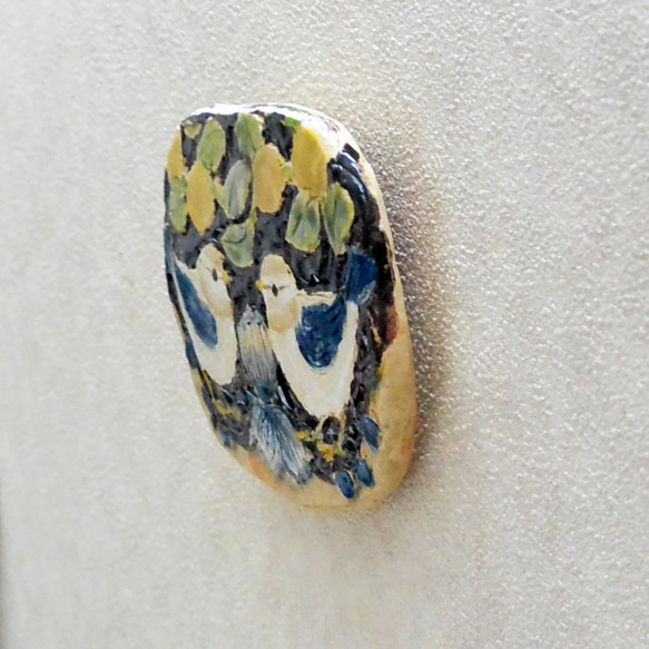 小鳥の陶板　野鳥　小鳥二羽　植物柄　インテリア飾り・壁掛け　実・果物　手作り陶器・陶芸 4枚目の画像