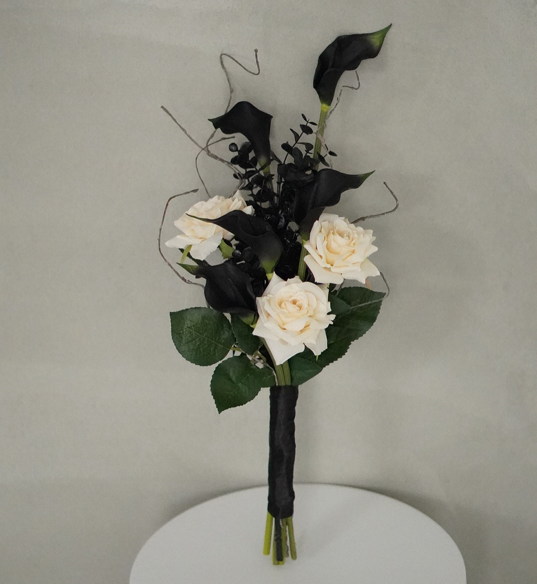 VOGUE -ｳﾞｫｰｸﾞ- ⌇﻿ ブラック × ホワイト ⌇﻿ スタイリッシュ モダン ⌇﻿ クラッチブーケ