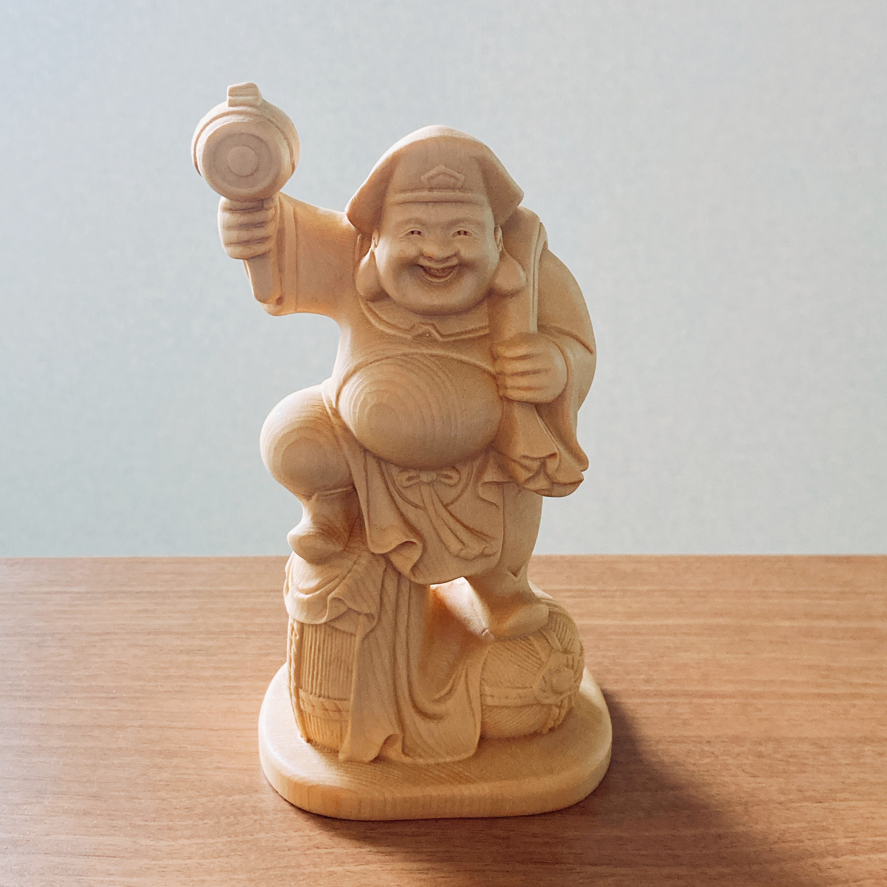 打ち出の小槌で福を招く神様 ― 大黒天像（木彫り）