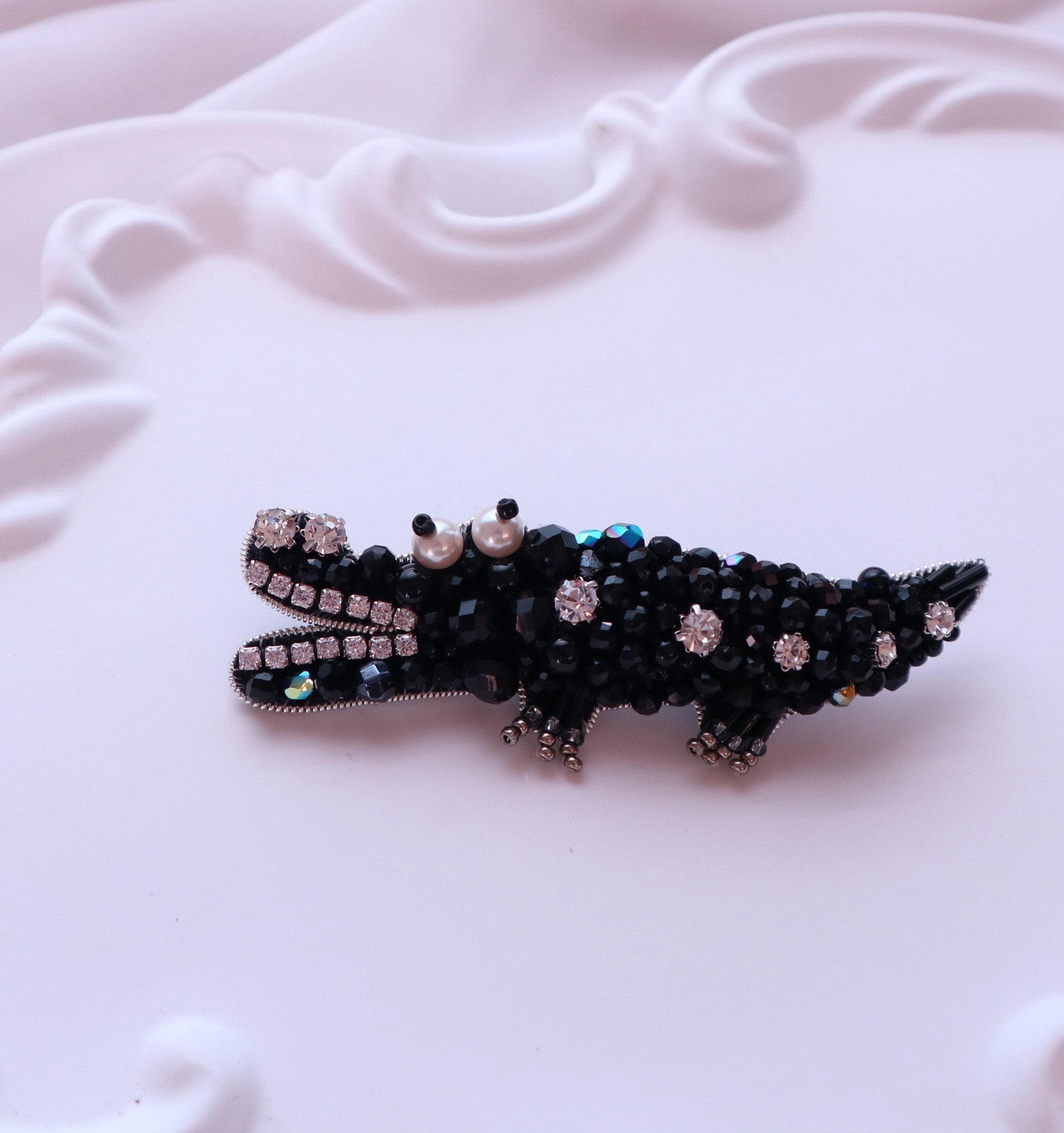 エレガント・クロコダイル　ビーズ刺繍ブローチ｜ブラック×クリスタル