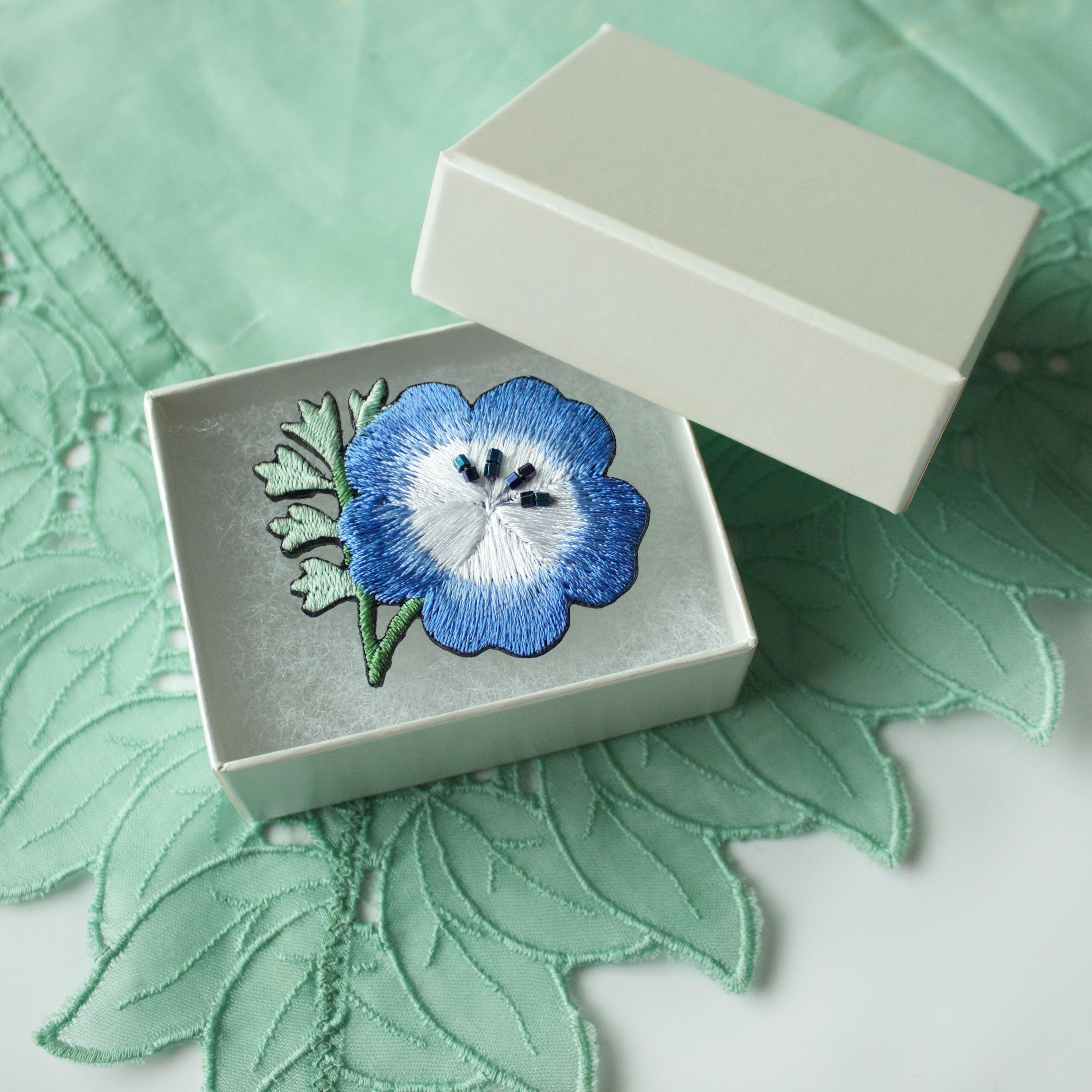 ネモフィラの刺繍ブローチ