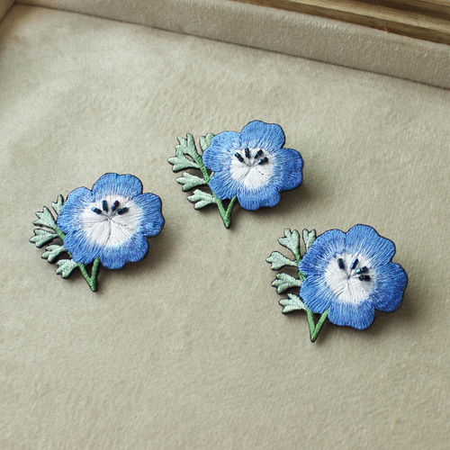 ネモフィラの刺繍ブローチ ブローチ Ami 通販 19452783｜Creema