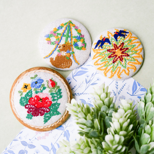 〚yumi様オーダー〛刺繍ブローチ3点 森の王クマと花いっぱいのメイポール 夏至祭 ミッドサマー 北欧