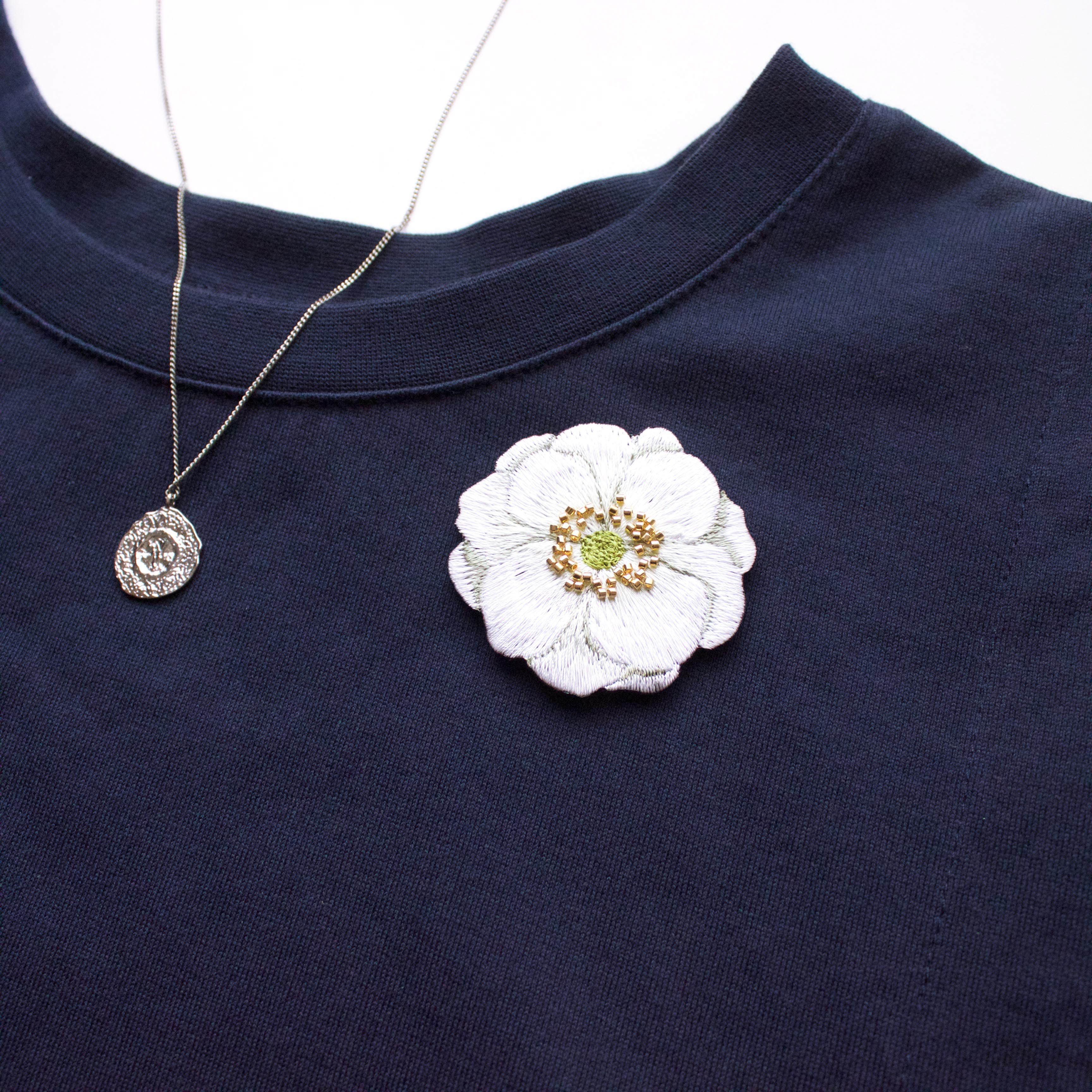 アネモネの刺繍ブローチ