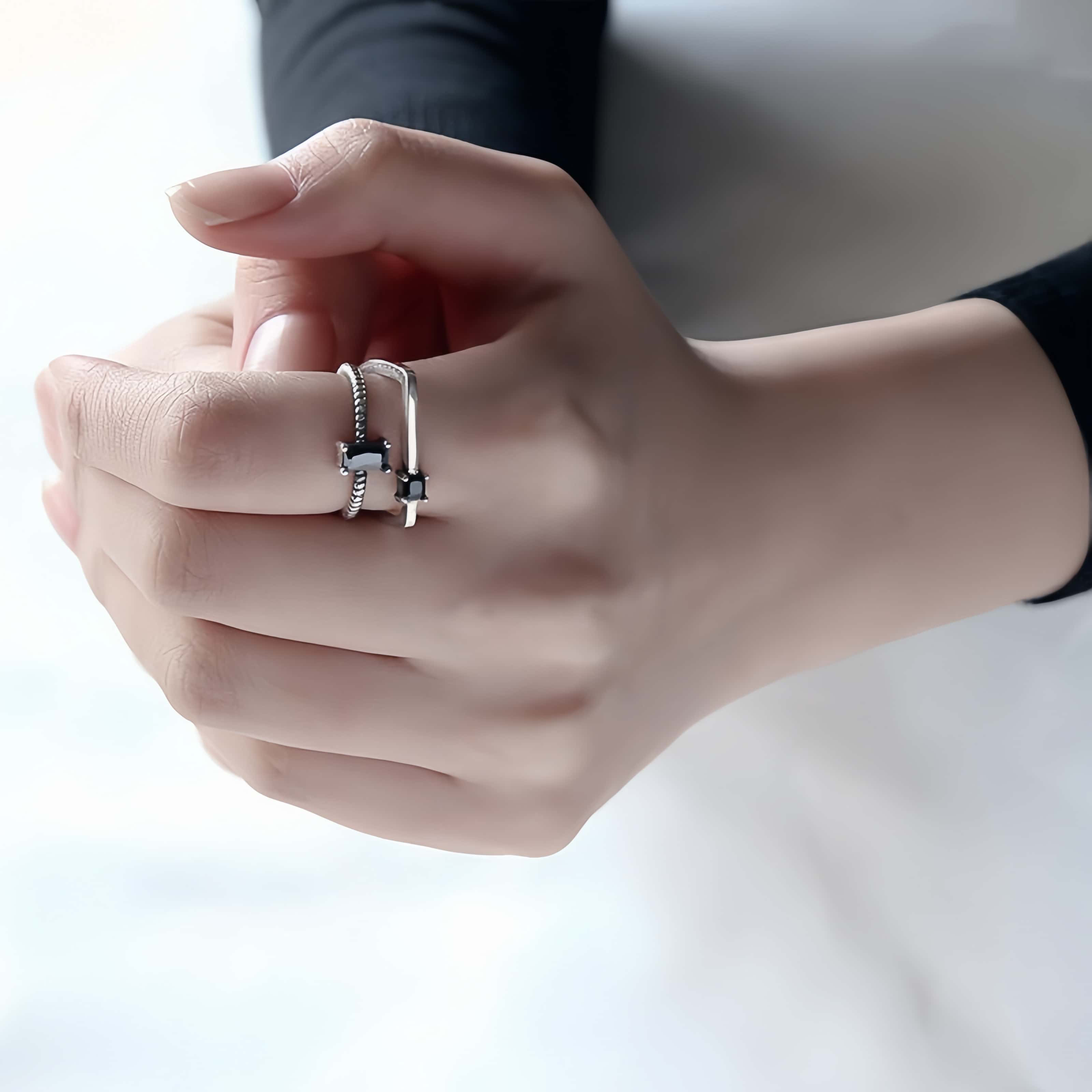 |925 純銀×ダブルバンド|角型オニキスのリング|オープンデザインで指自在