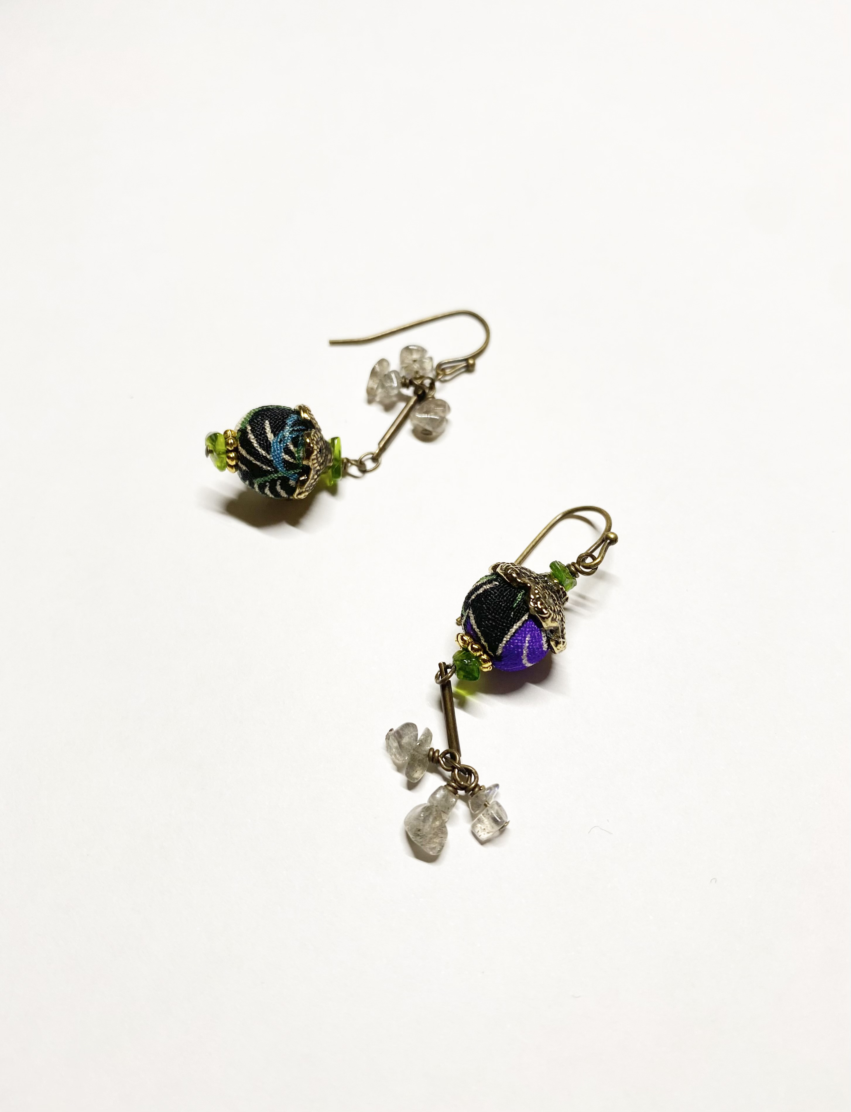 ヴィンテージ着物玉アシンメトリーピアス(黒＆紫)