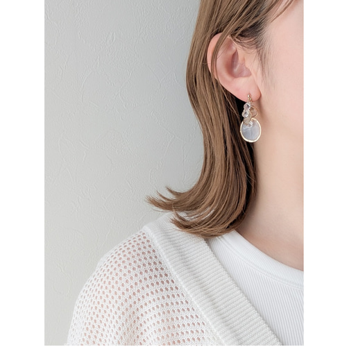 クリアな雫×ゴールドシェルの重なりイヤリング／ピアス｜夏に映える