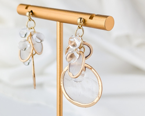 クリアな雫×ゴールドシェルの重なりイヤリング／ピアス｜夏に映える