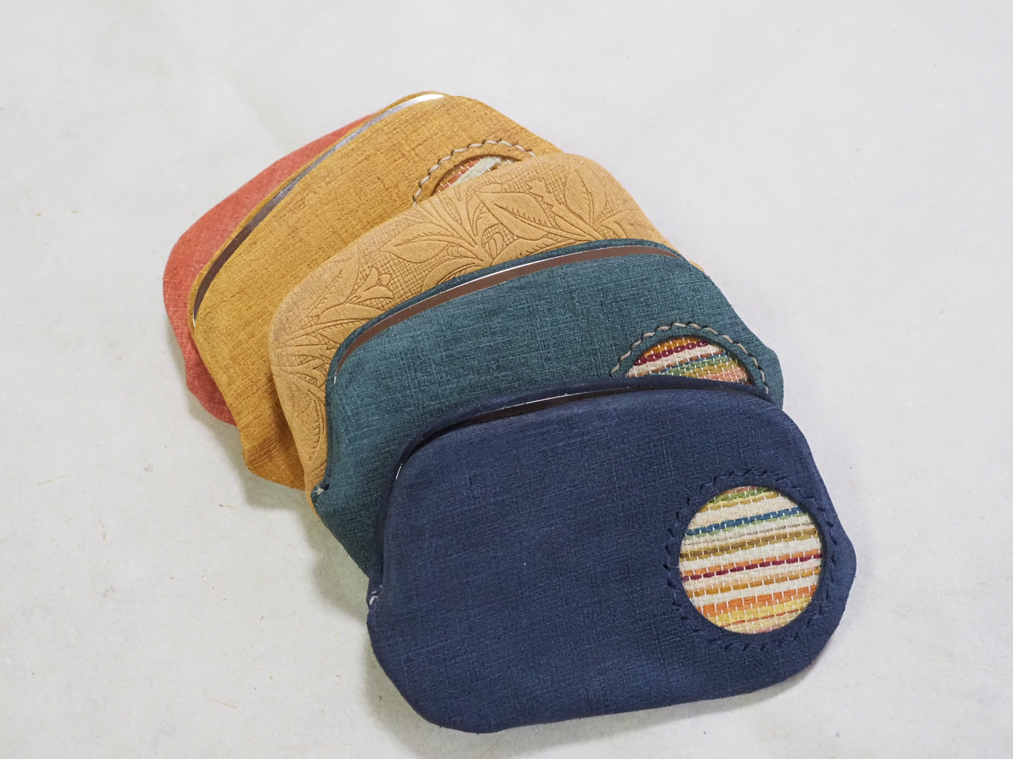 レザー天溝がま口コインケース（ハイビスカスの自然布）