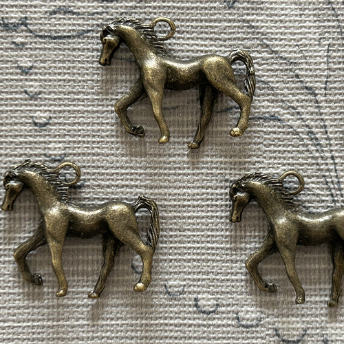 馬の頭 桜型金属装飾品 輸入デザインパーツ 立体ホースチャーム 馬 26mm×31mm メタル 金古美