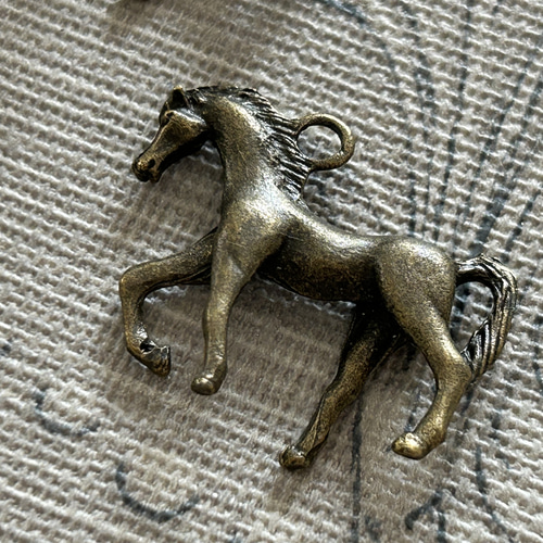 輸入デザインパーツ 立体ホースチャーム 馬 26mm×31mm メタル 金古美