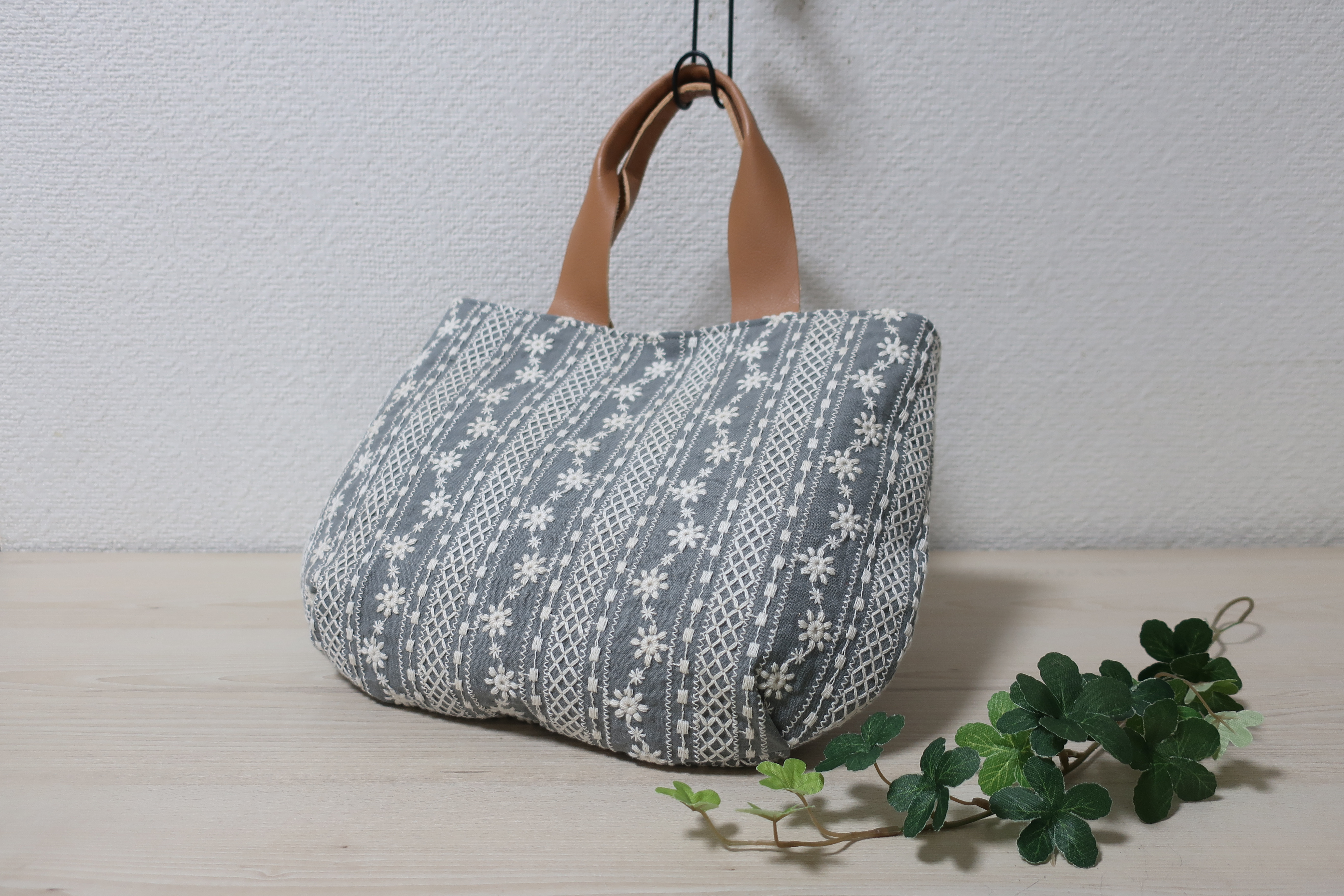 ふっくらリネン＆コットン刺繡花柄Bトートバック