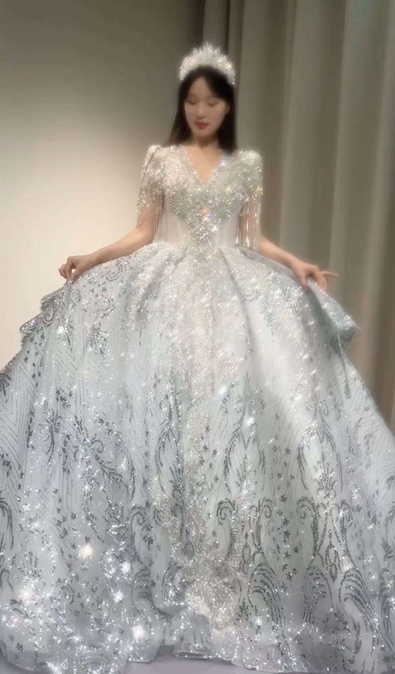 たっぷりストーン　キラキラ　韓国スタイル　ウェディングドレス　vネック　シルバー　フレアスカート　ロングトレーン結婚式