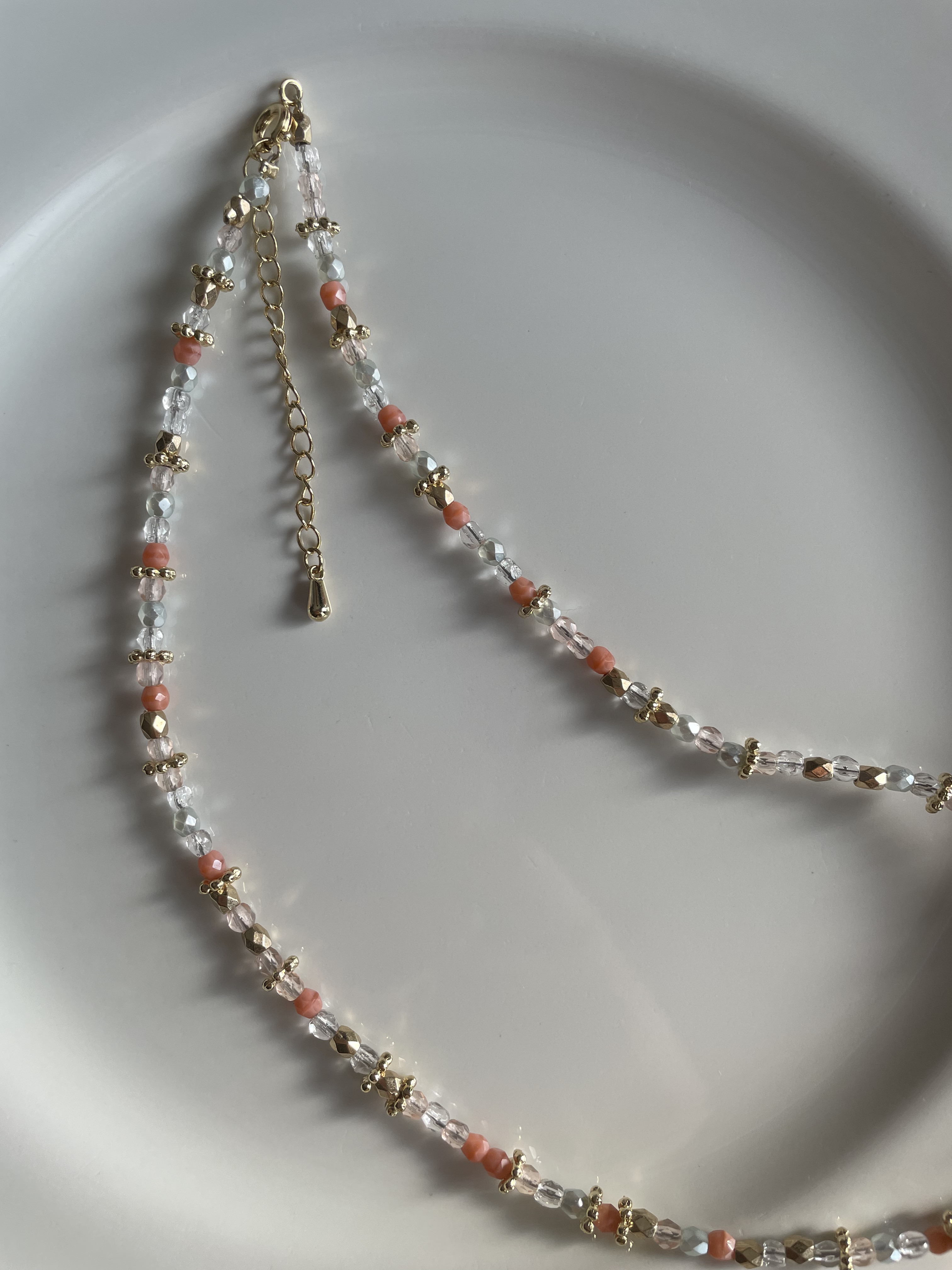 海のようなみずみずしい透明に、珊瑚色きらめく〈ビーズチョーカー〉