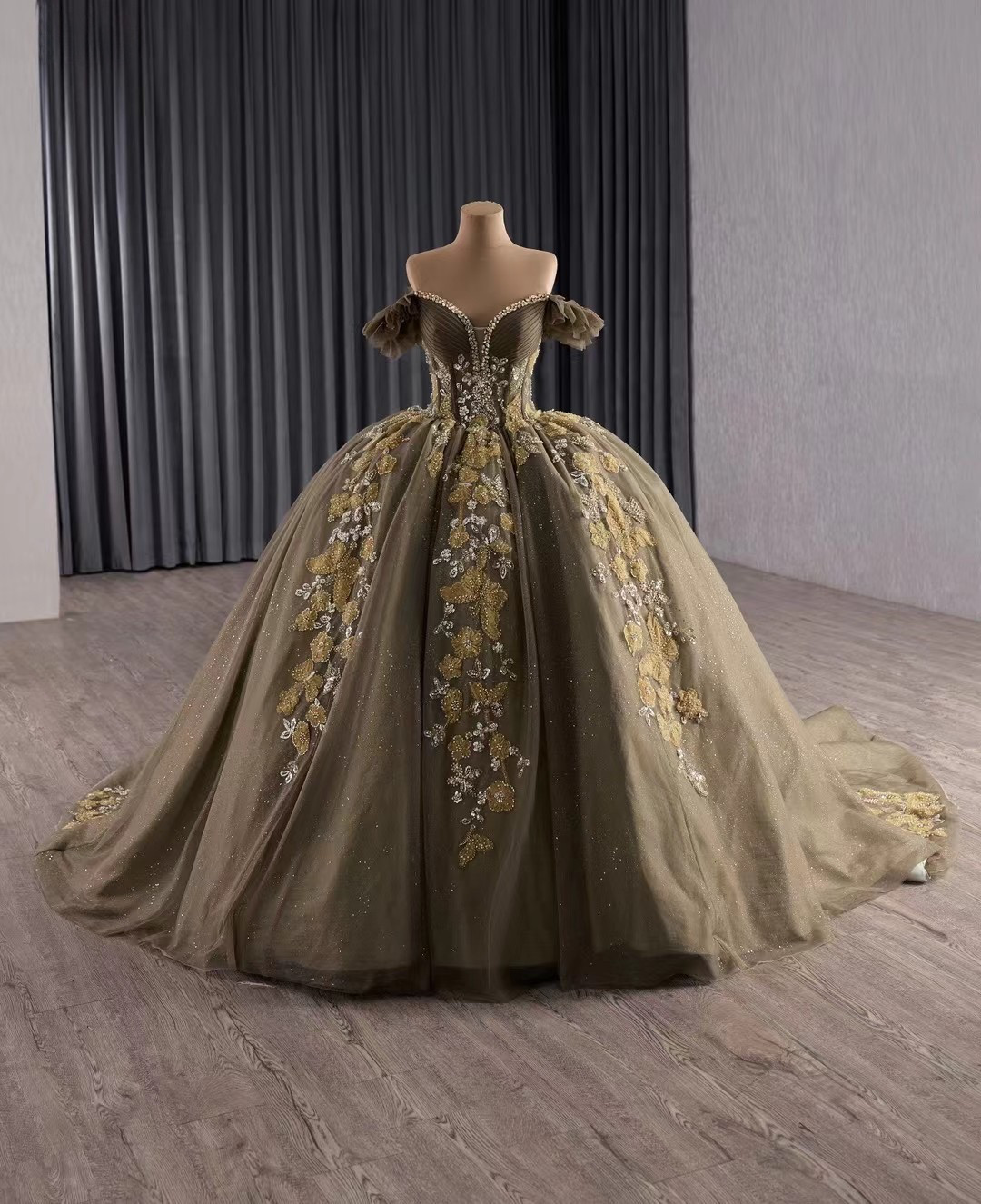 輝きモスグリーンお色直しカラードレス衣装 豪華なプリンセスライン オーダーメイド　花嫁衣装トレーンタイプ