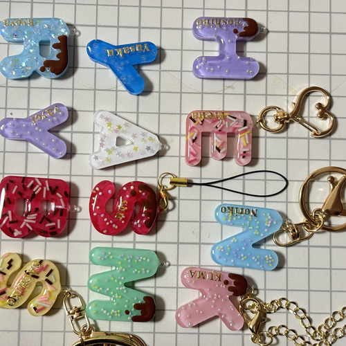 選べる推しカラー名入れイニシャルバッグチャーム（キーホルダー
