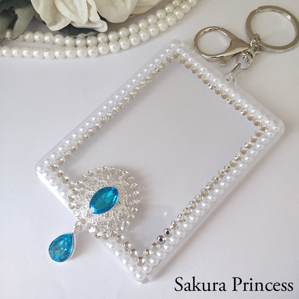 【推し活に♡】大人プリンセス☆キラキラ揺れるビジュー×パールのデコレーショントレカケース／アクアマリン2 1枚目の画像