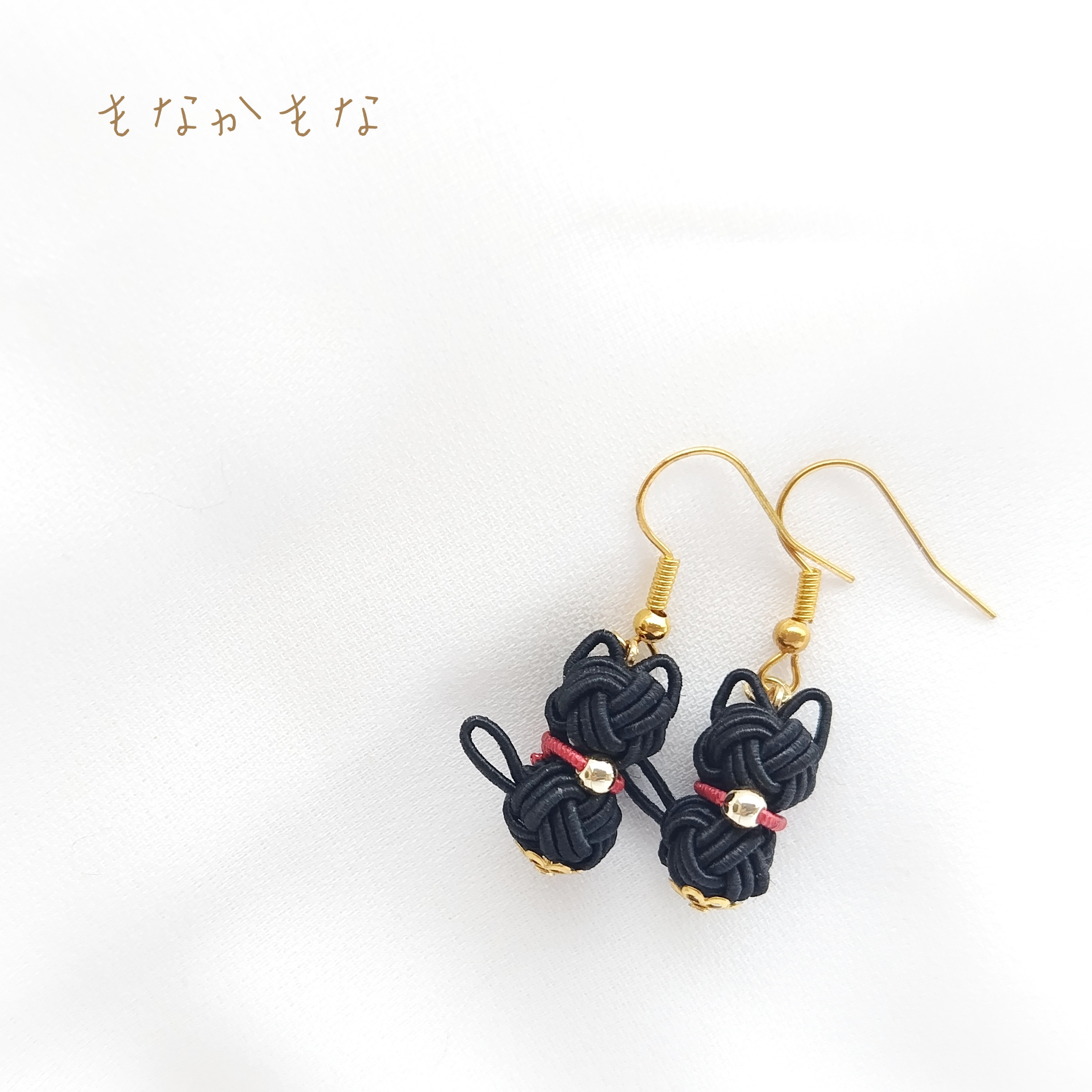 ね*ぽ様 【一点物】水引 黒猫と苺のピアス/イヤリング
