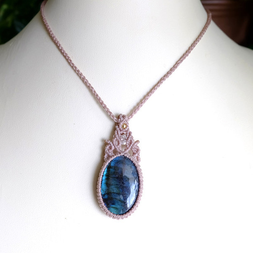 ラブラドライト（マダガスカル産） マクラメ編みペンダントネックレス