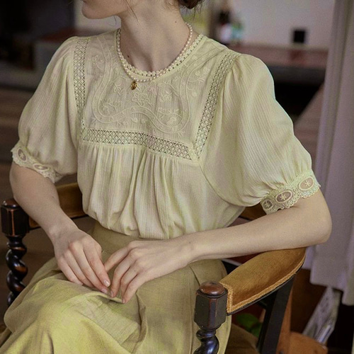 クラシカルな刺繍と透かしレース コットンの半袖ブラウス【春夏秋