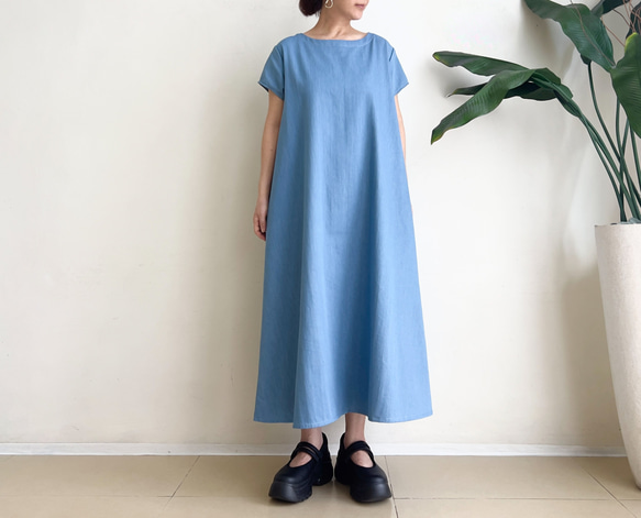 半袖シンプルAラインワンピース　* Soft Denim Light Blue *　襟元やや広めのボートネックタイプ 1枚目の画像