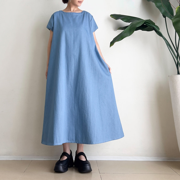 半袖シンプルAラインワンピース　* Soft Denim Light Blue *　襟元やや広めのボートネックタイプ 3枚目の画像