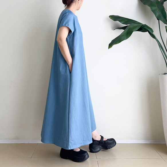 半袖シンプルAラインワンピース　* Soft Denim Light Blue *　襟元やや広めのボートネックタイプ 4枚目の画像