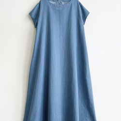 半袖シンプルAラインワンピース　* Soft Denim Light Blue *　襟元やや広めのボートネックタイプ 5枚目の画像