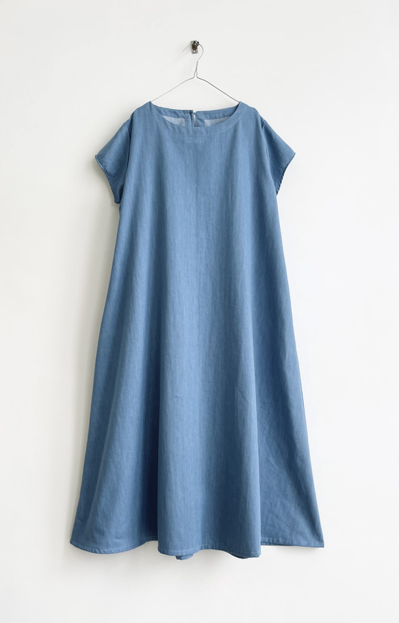 半袖シンプルAラインワンピース　* Soft Denim Light Blue *　襟元やや広めのボートネックタイプ 5枚目の画像