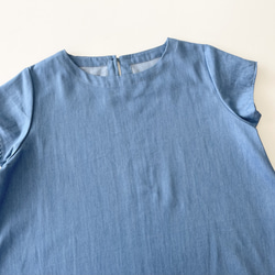半袖シンプルAラインワンピース　* Soft Denim Light Blue *　襟元やや広めのボートネックタイプ 6枚目の画像