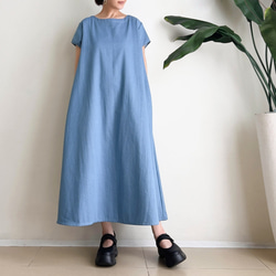 半袖シンプルAラインワンピース　* Soft Denim Light Blue *　襟元やや広めのボートネックタイプ 2枚目の画像