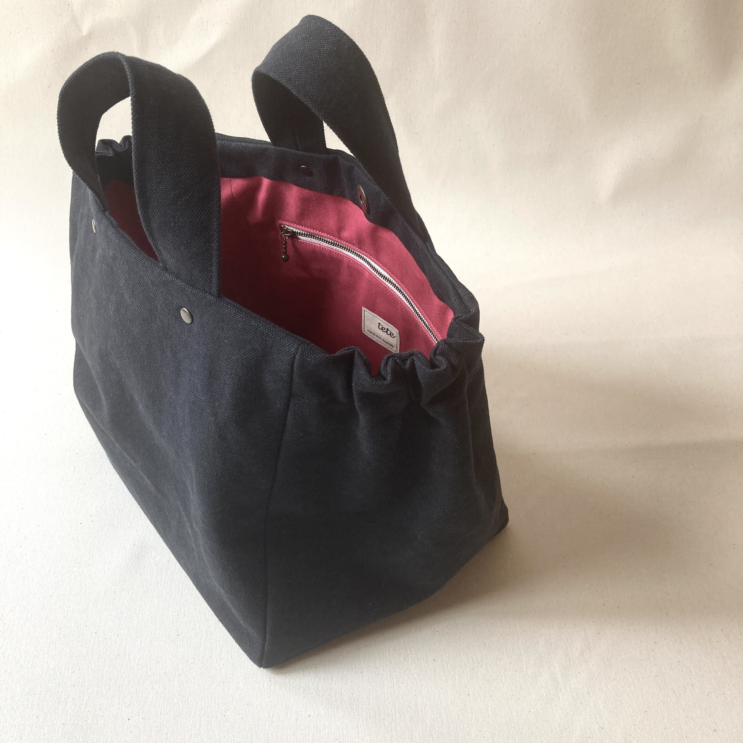 【内袋：ストロベリー】ギャザートート：Basic（ブラック）